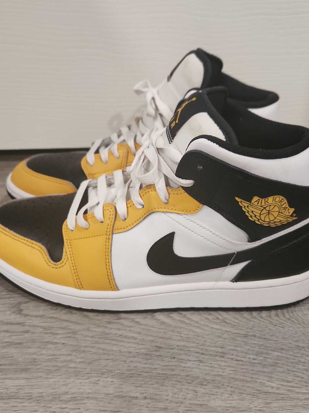Nike Air Jordan 1 Mid Yellow Ochre Black White DQ8426-701 Men's Size 11 AJ1 Good